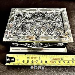 Antique (1930s) Heavy Velvet Lined Silver Plated Trinket Box (5.5/14cm, 750g)