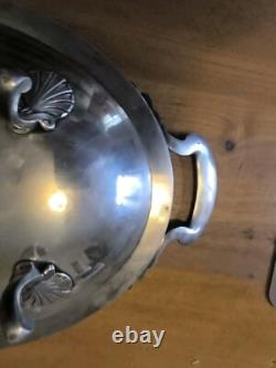 Bouillet Bourdelle silver plated flat model with fluted acanthus feet shells