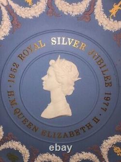 Wedgwood Jasperware Silver Jubilee 5 Color Plate-Tricolor-1977-Queen Elizabeth 2